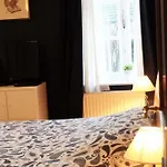 לינה וארוחת בוקר Au Petit Dragon מונס