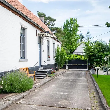 Au Petit Dragon Bed & Breakfast 3*